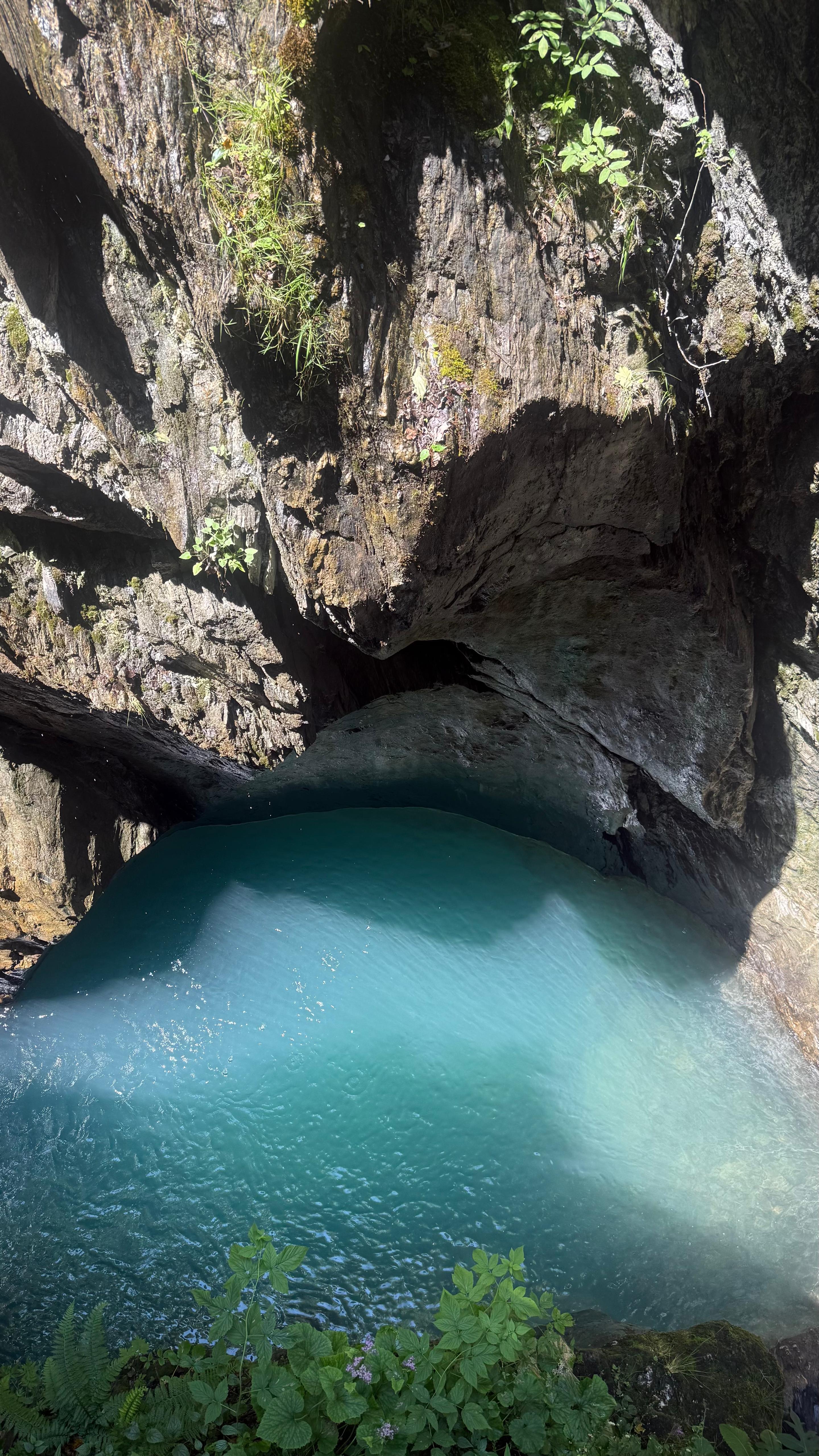 Helder turquoise water tussen grote rotsen